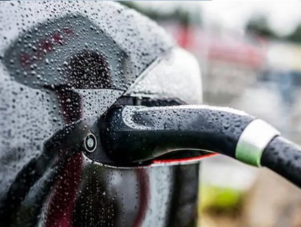 Cargar vehículos de nuevas energías bajo la lluvia: ¿es seguro?